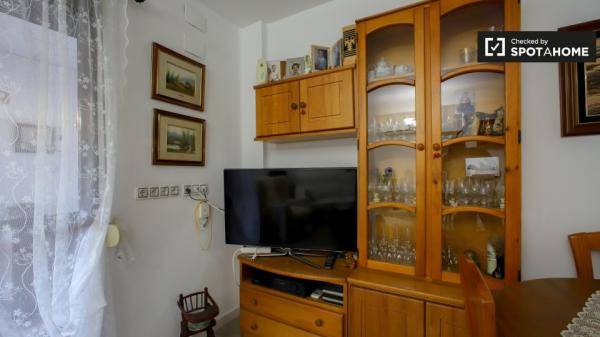 Se alquila habitación en apartamento de 3 dormitorios en Camins al Grau