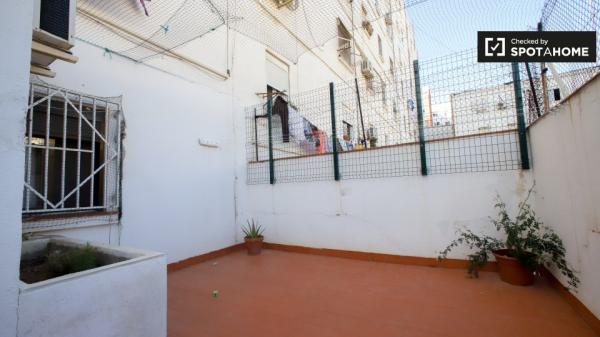 Se alquila habitación en apartamento de 3 dormitorios en Camins al Grau