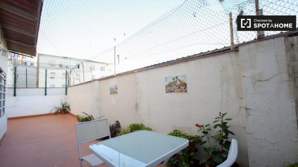 Se alquila habitación en apartamento de 3 dormitorios en Camins al Grau