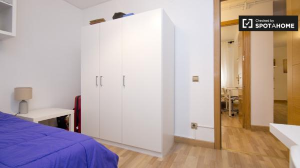 Habitación equipada en apartamento en Alcalá de Henares, Madrid