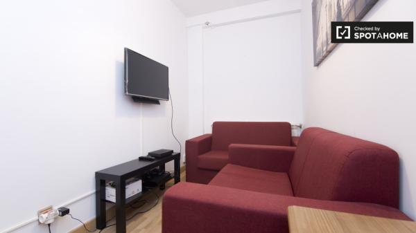 Chambre équipée dans un appartement à Alcalá de Henares, Madrid