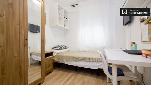 Chambre équipée dans un appartement à Alcalá de Henares, Madrid