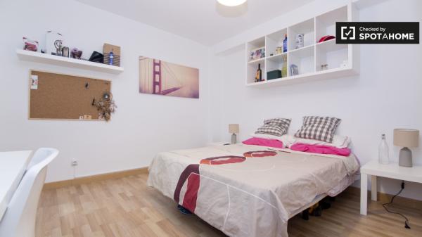 Chambre équipée dans un appartement à Alcalá de Henares, Madrid