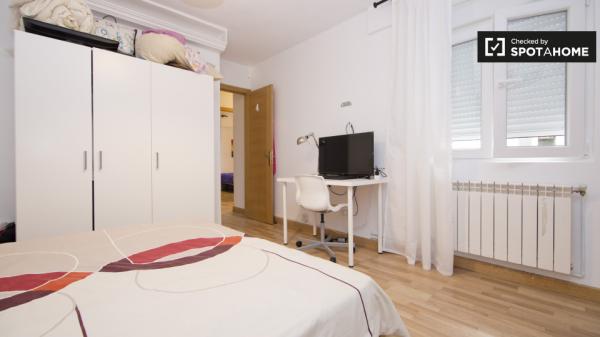 Chambre équipée dans un appartement à Alcalá de Henares, Madrid