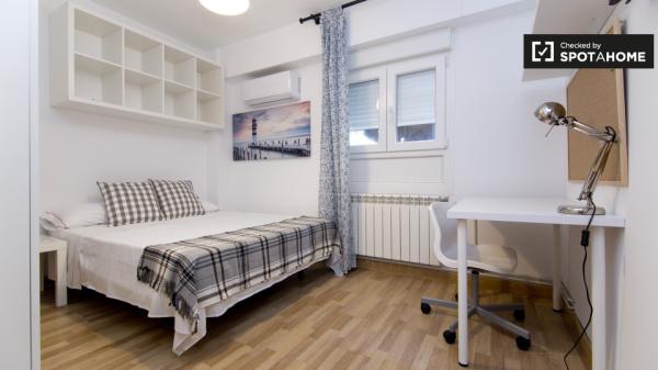 Chambre équipée dans un appartement à Alcalá de Henares, Madrid