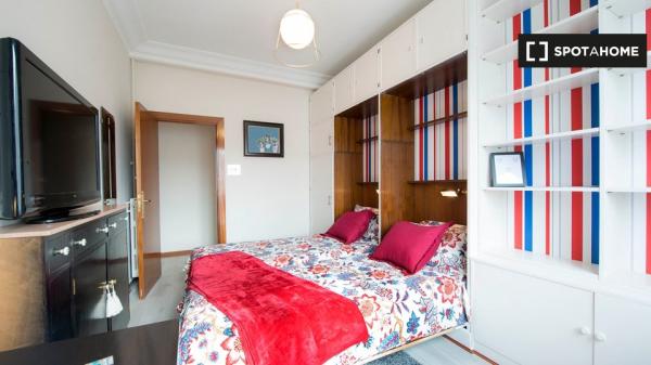 Se alquila habitación en apartamento de 5 dormitorios en Casco Viejo, Bilbao