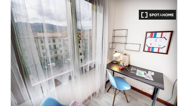 Se alquila habitación en apartamento de 5 dormitorios en Casco Viejo, Bilbao