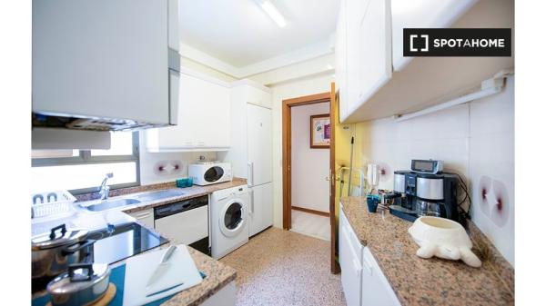 Se alquila habitación en apartamento de 5 dormitorios en Casco Viejo, Bilbao