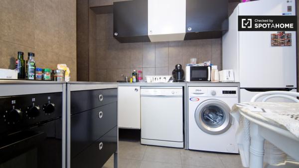 Chambre équipée dans un appartement à Alcalá de Henares, Madrid