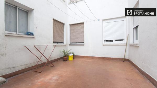 Chambre équipée dans un appartement à Alcalá de Henares, Madrid