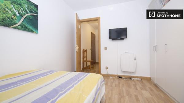 Chambre équipée dans un appartement à Alcalá de Henares, Madrid