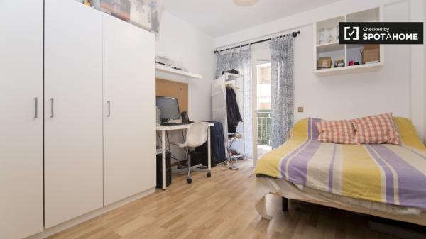 Chambre équipée dans un appartement à Alcalá de Henares, Madrid