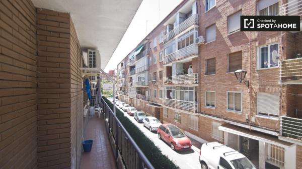 Chambre équipée dans un appartement à Alcalá de Henares, Madrid