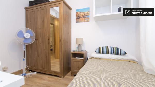 Chambre équipée dans un appartement à Alcalá de Henares, Madrid