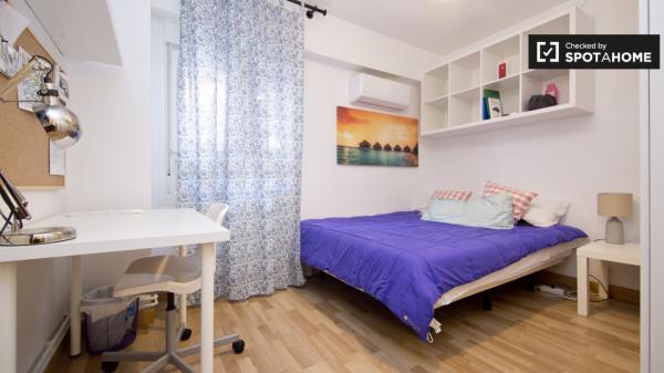 Chambre équipée dans un appartement à Alcalá de Henares, Madrid