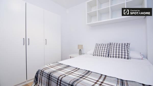 Chambre équipée dans un appartement à Alcalá de Henares, Madrid