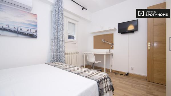 Chambre équipée dans un appartement à Alcalá de Henares, Madrid