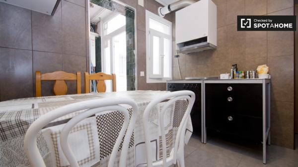 Sunny room in shared apartment in Alcalá de Henares, Madrid