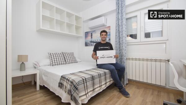 Ensolarado quarto em apartamento compartilhado em Alcalá de Henares, Madrid