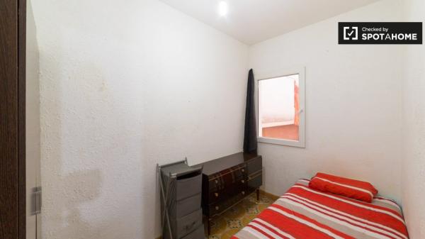 Se alquila habitación en el apartamento de 3 dormitorios L'Hospitalet de Llobregat.