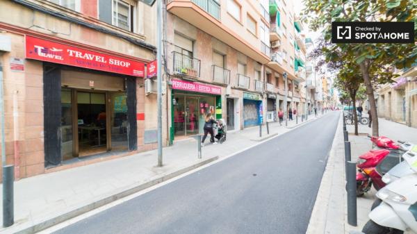 Se alquila habitación en el apartamento de 3 dormitorios L'Hospitalet de Llobregat.