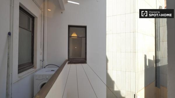 Se alquila habitación en apartamento de 3 dormitorios en Sants, Barcelona