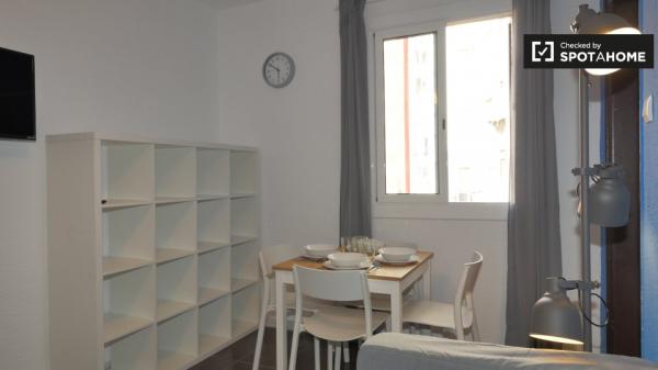 Se alquila habitación en apartamento de 3 dormitorios en Sants, Barcelona