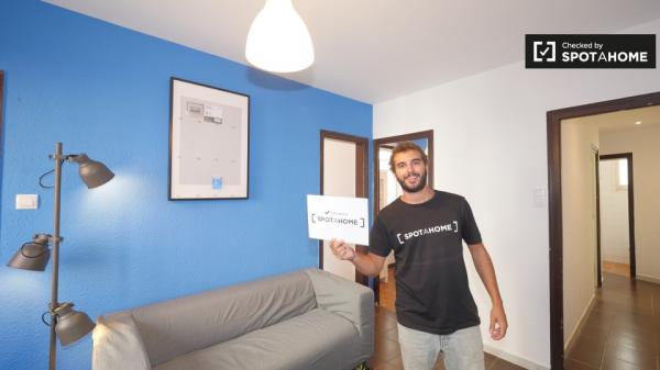 Se alquila habitación en apartamento de 3 dormitorios en Sants, Barcelona