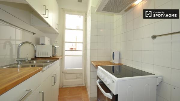 Se alquila habitación en apartamento de 3 dormitorios en Sants, Barcelona