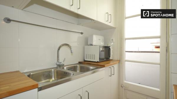 Se alquila habitación en apartamento de 3 dormitorios en Sants, Barcelona