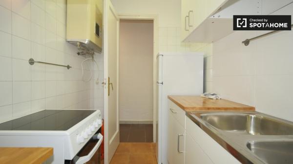 Se alquila habitación en apartamento de 3 dormitorios en Sants, Barcelona