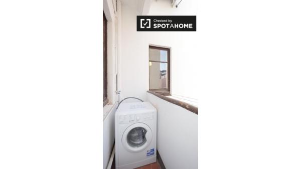 Se alquila habitación en apartamento de 3 dormitorios en Sants, Barcelona