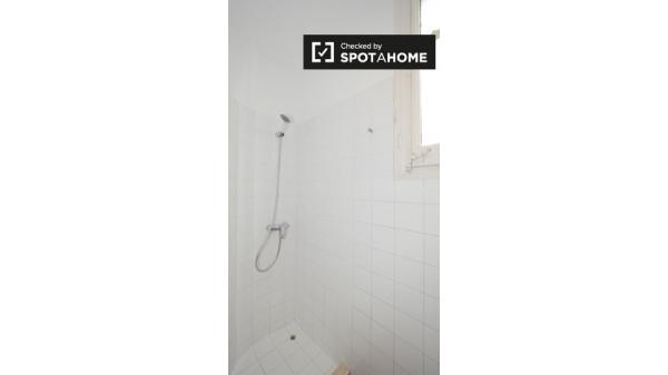 Se alquila habitación en apartamento de 3 dormitorios en Sants, Barcelona