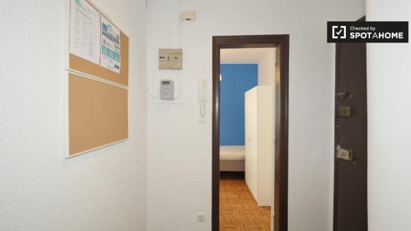 Se alquila habitación en apartamento de 3 dormitorios en Sants, Barcelona