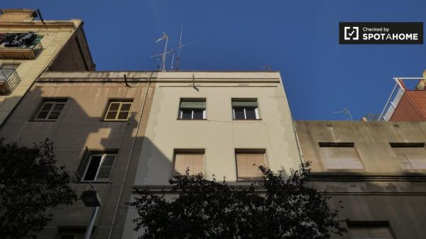 Se alquila habitación en apartamento de 3 dormitorios en Sants, Barcelona