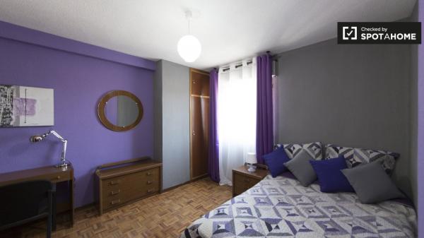 Large room for rent, 5-bedroom apartment, Alcalá de Henares