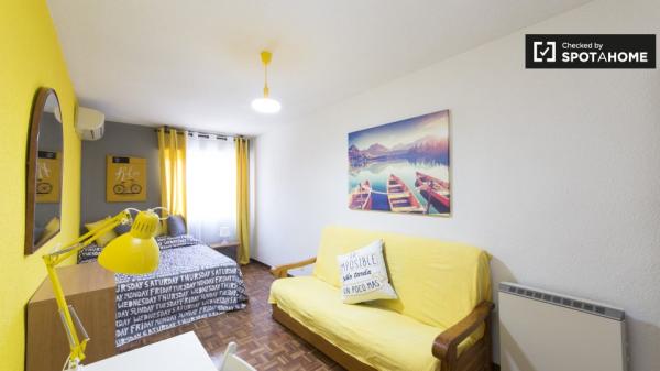 Habitación espaciosa en alquiler, apartamento de 5 dormitorios, Alcalá de Henares.