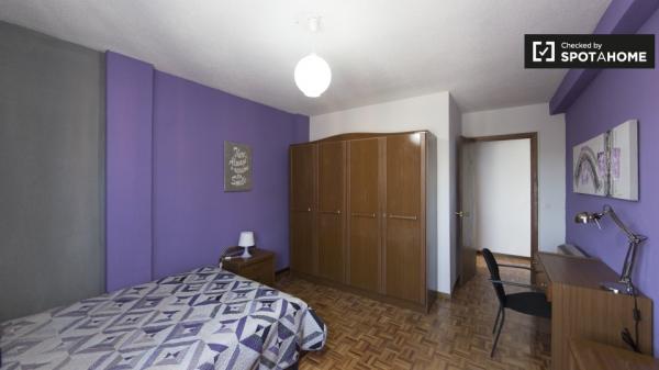 Amplia habitación en alquiler, apartamento de 5 dormitorios, Alcalá de Henares.