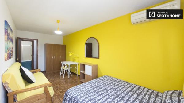 Airy room for rent, 5-bedroom apartment, Alcalá de Henares