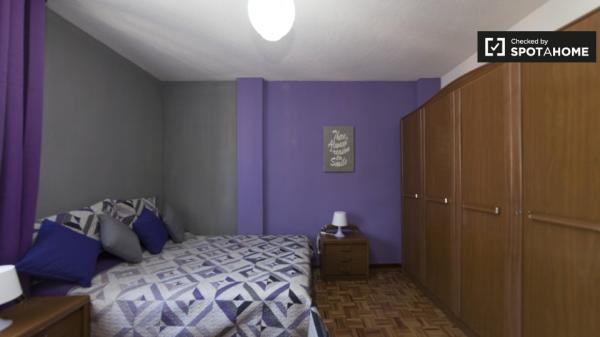 Amplia habitación en alquiler, apartamento de 5 dormitorios, Alcalá de Henares.