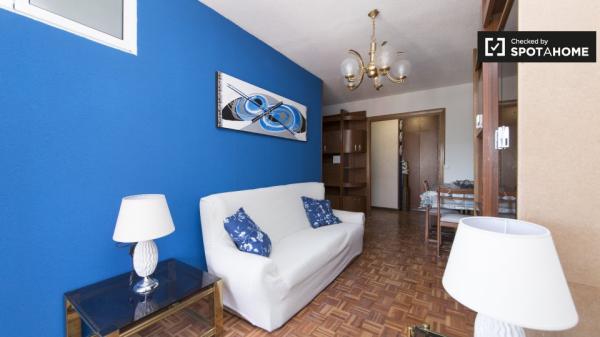 Amplia habitación en alquiler, apartamento de 5 dormitorios, Alcalá de Henares.