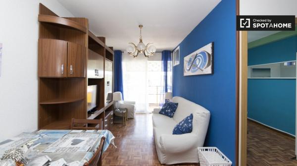 Airy room for rent, 5-bedroom apartment, Alcalá de Henares