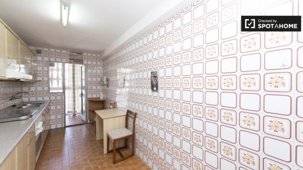 Amplia habitación en alquiler, apartamento de 5 dormitorios, Alcalá de Henares.