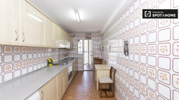 Duży pokój do wynajęcia, apartament z 5 sypialniami, Alcalá de Henares