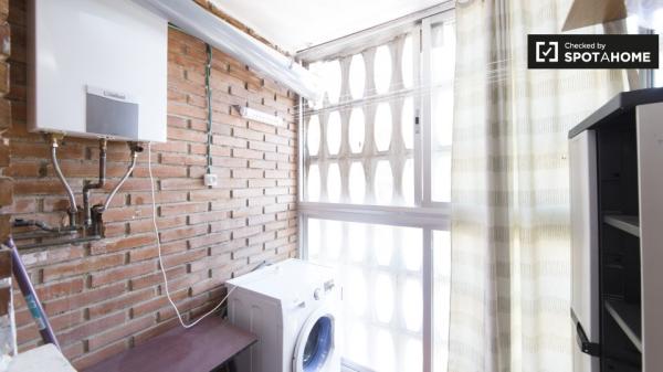 Airy room for rent, 5-bedroom apartment, Alcalá de Henares