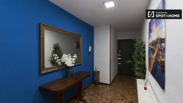 Amplia habitación en alquiler, apartamento de 5 dormitorios, Alcalá de Henares.