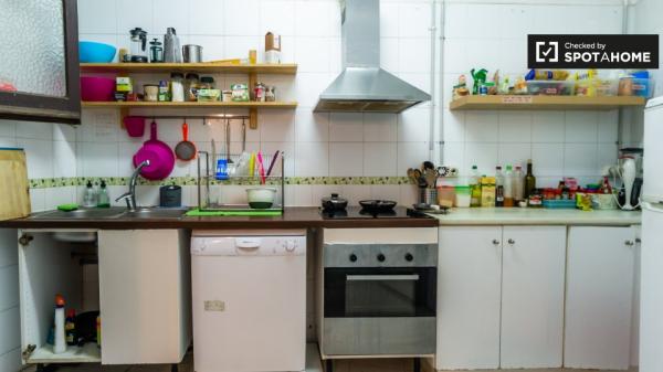 Grande quarto em apartamento de 12 quartos em Poblenou, Barcelona