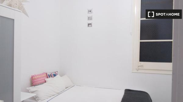 Habitación amueblada en apartamento de 2 dormitorios en Gràcia, Barcelona