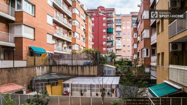 Duży pokój we wspólnym mieszkaniu w Horta Guinardó, Barcelona