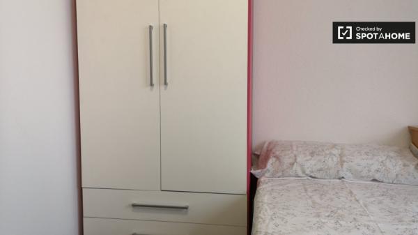 Acogedora habitación en apartamento de 3 dormitorios en Cerdanyola del Vallès.